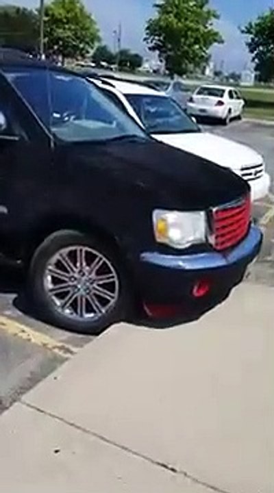 Il recouvre sa voiture de paillassons... Tuning un peu bizarre