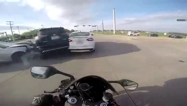 Un motard vraiment chanceux évite le pire...