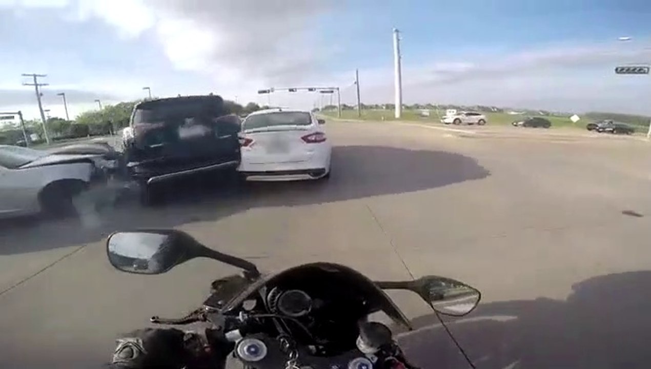 Un motard vraiment chanceux évite le pire...