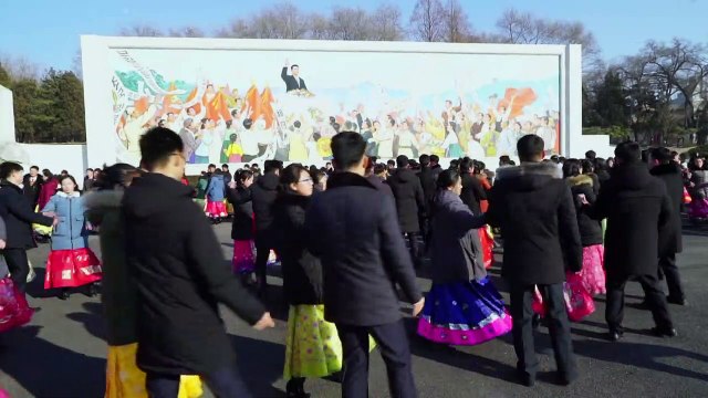 Norcoreanos rinden homenaje a Kim Jong Il con un frío glacial