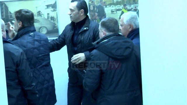 Report Tv - Përplasje mes deputetëve të PD dhe policisë në Komisariat
