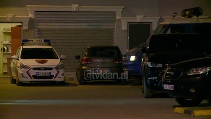 Shoqerohen ne polici protestuesit dhunues