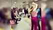 İstanbul Metrosunda müzik yapan insanlara danslarıyla eşlik eden çift