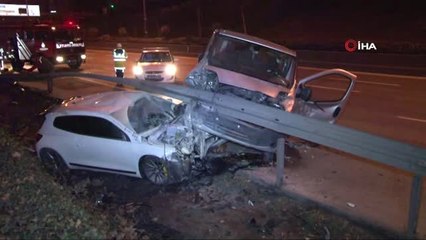 Esenler'de Kontrolden Çıkan 2 Araç Demir Bariyerin Altına Girdi: 3 Yaralı