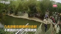 لحظة مرعبة لانهيار جسر معلق يمر فوقه مجموعة من السياح