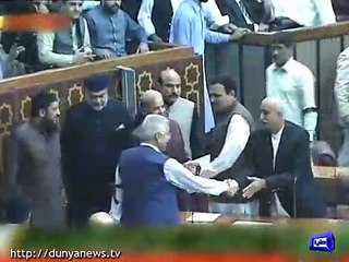 عمران خان، شہباز شریف سے مصافحہ کرنے نشست سے خود اٹھ کرگئے، مزید دیکھیں اس ویڈیو میں