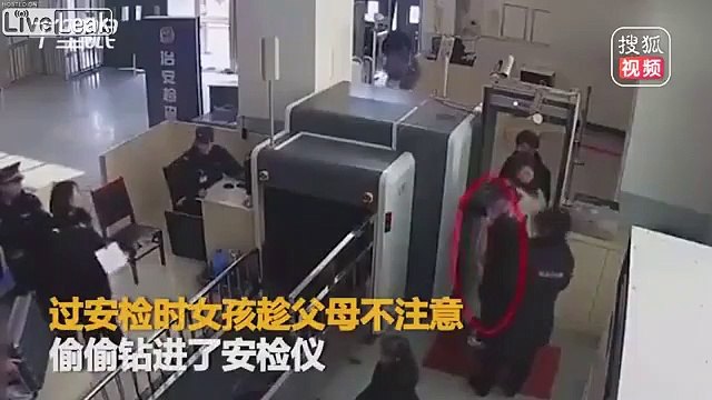Cette petite fille de 5 ans passe par le scanner à bagages sans que ses parents s'en aperçoivent
