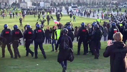 Yellow vest protesters hurl anti-Semitic abuse at academic