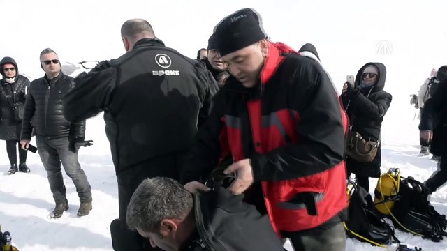 Yüzeyi buzla kaplı Çıldır Gölü'ne dalış yapıldı - ARDAHAN