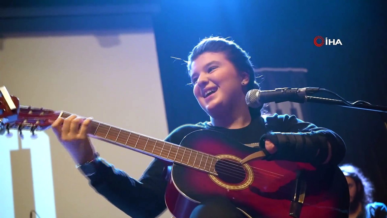 Tek Eliyle Gitar Çalıp Konser Veren Nuriye Hayallerine Kavuşuyor