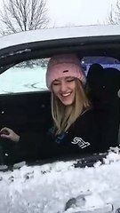 Une fille fait du drift sur la neige
