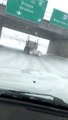 Il fait du drift en camion sur la neige