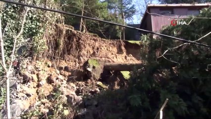 Beykoz'da Duvar Çöktü, İki Araç Altında Kaldı