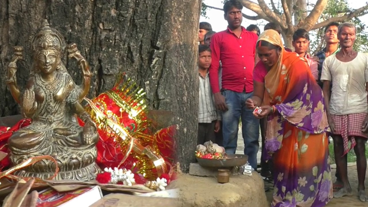 बाराबंकी: तलाब की सफाई में मिली अष्टधातु की मूर्ति, लोगों ने शुरू की पूजा