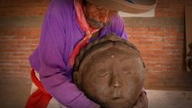 هنرمند نابینای مکزیکی از خاک رس مجسمه می‌سازد