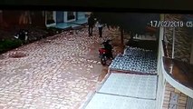 Vídeo mostra assaltantes sorrindo minutos antes de roubar moto de eletricista em Sousa