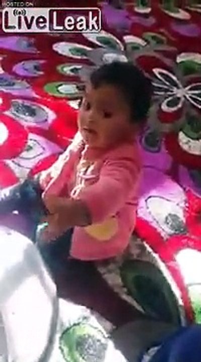 Cette fillette fume le narguilé à 3 ans !