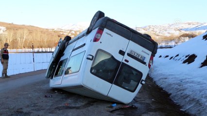 Minibüs devrildi: 16 yaralı - SİVAS