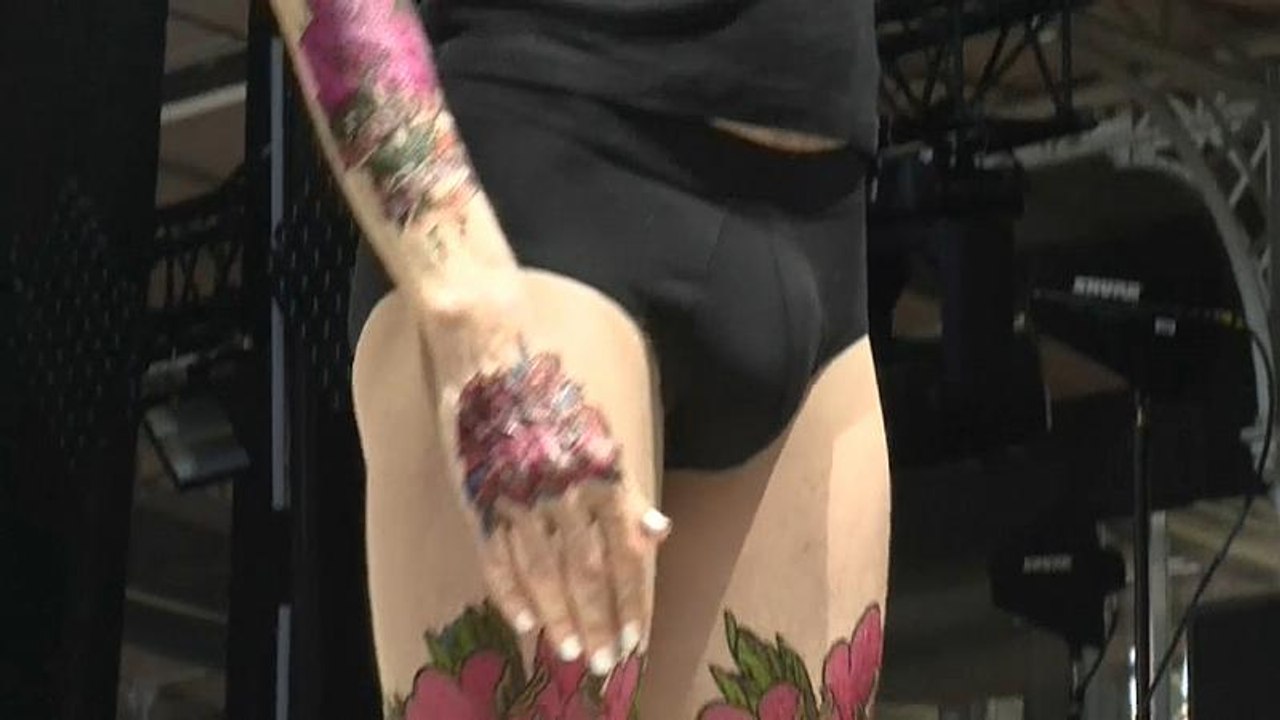 Die Gnade der Unterhose: Tätowierungsinferno in Paris