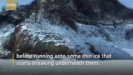 نهاية غير سارة لعائلة خرجت للتنزه بالسيارة فوق نهر متجمد