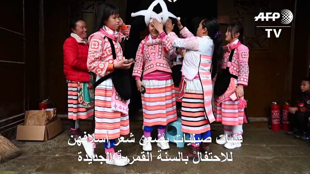 فتيات صينيات يضعن شعر أسلافهن للاحتفال بالسنة ا...