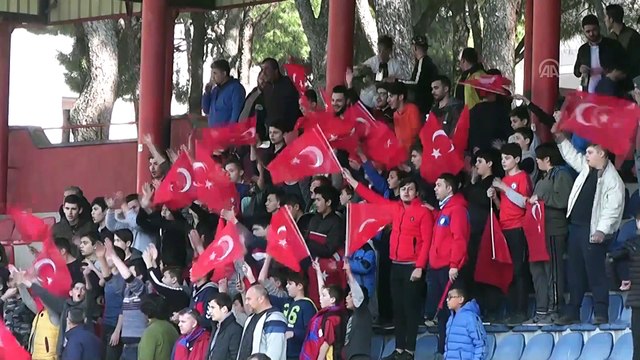 Askere gitmeye hazırlanan taraftara bayraklara süsledikleri tribünde asker traşı - İZMİR