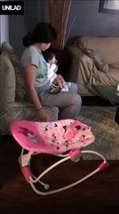 Une mère tellement exténuée qu'elle berce un berceau vide... ahaha