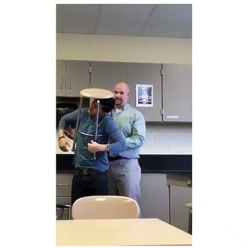 Mais comment cet ados s'est-il retrouvé coincé dans ce tabouret???