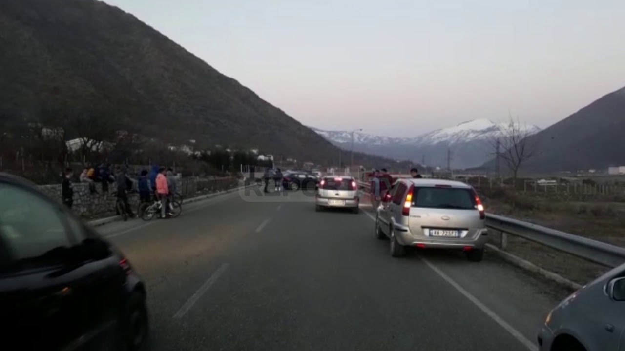 Report Tv - Aksident në Bulqizë/ Përplasen dy automjete, tre të plagosur