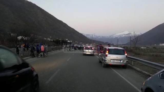 Report Tv - Aksident në Bulqizë/ Përplasen dy automjete, tre të plagosur