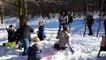 Une bataille de boules de neige improvisée aux Trois-Fours