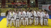 Les U18 dames médaillées écoutent la Brabançonne au National de judo 2019 (par Simon Barzyczak)