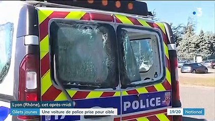 "Gilets jaunes" : un véhicule de police pris pour cible