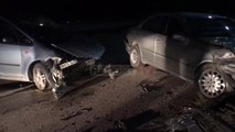 Report Tv - Aksident në Elbasan, dy makina përplasen kokë më kokë, nuk ka të lënduar