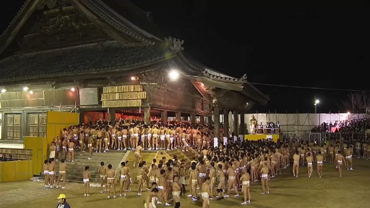 Csaknem teljesen meztelenre vetkőznek a japán férfiak egy fesztiválon a jó szerencséért