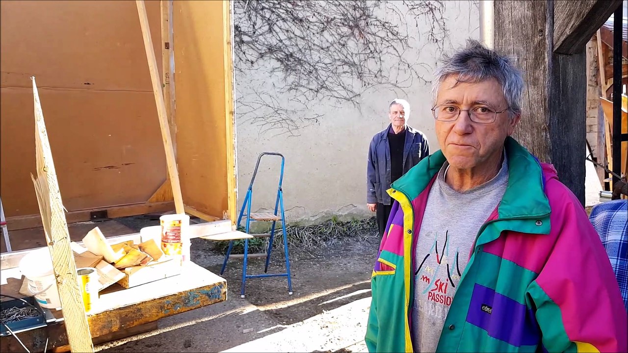 Saint-Denis-de-Vaux : la préparation du char des Goniôts qui font leur cinéma pour le carnaval de Chalon