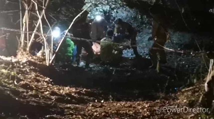 Le spéléologue qui a fait une chute de 15m, sort enfin de la grotte du Trou Bernard après 12h d'intervention à Yvoir