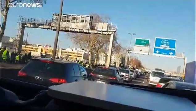 Polizisten filmen Angriffe bei Gelbwesten-Protesten: „Die schmeißen Steine auf uns“