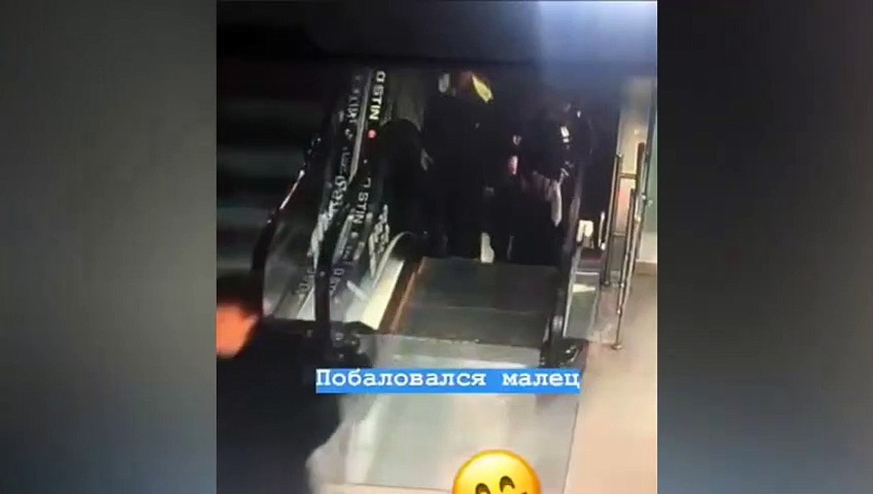 Un gars se fait aspirer ses chaussures par un escalator !