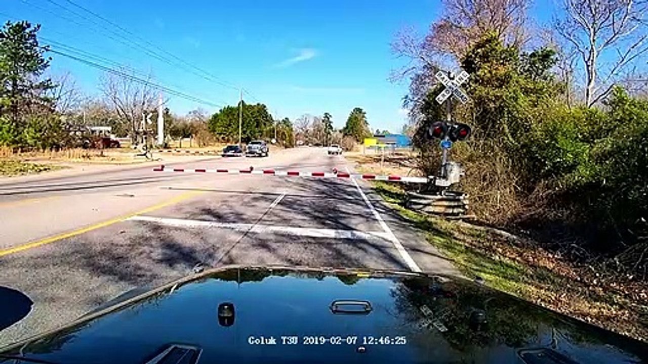 Ce conducteur aurait du respecter ce passage à niveau