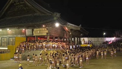 Au Japon, 10000 hommes nus tentent d'attraper un porte bonheur