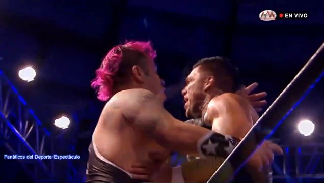 Máximo aplica de nuevo El Beso de La Muerte a su primo La Máscara, en Lucha Libre AAA.