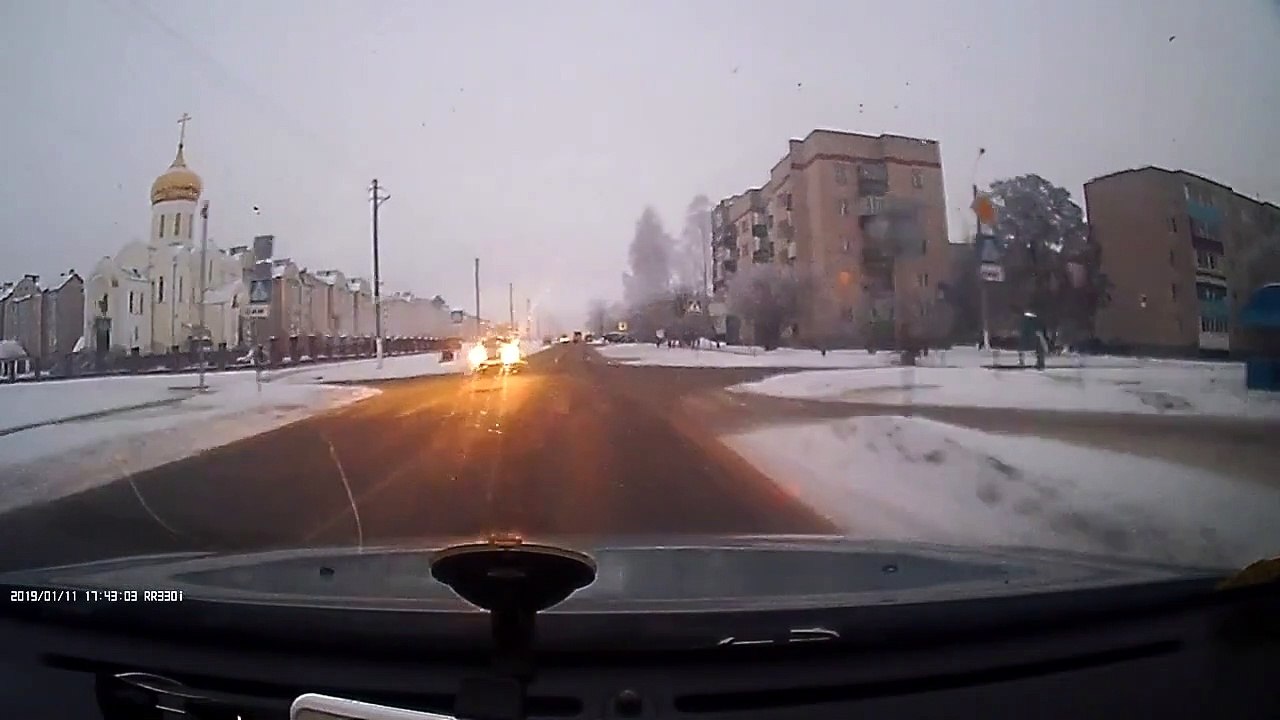 Ce chat discipliné traverse la route au passage piéton