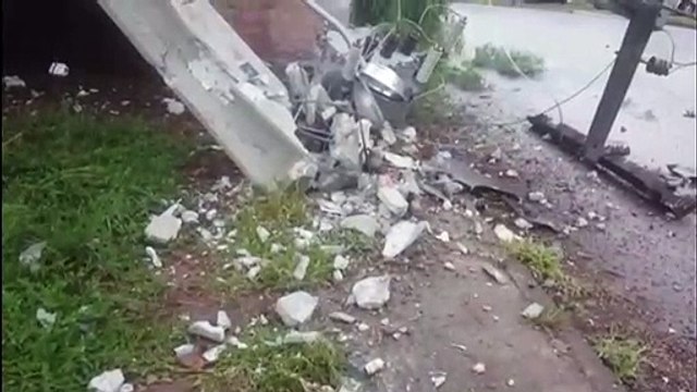 Colisão de trânsito deixa poste destruído no XIV de Novembro