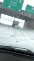 Un camion fait des drifts sur une route enneigée