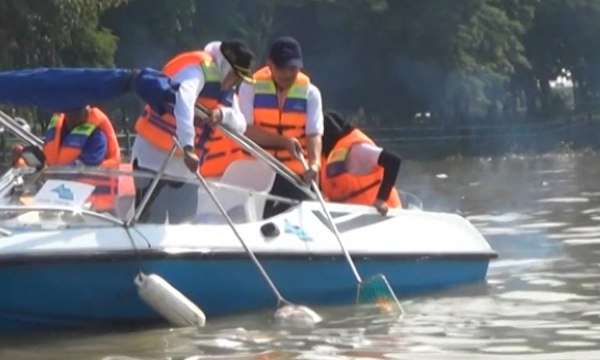 Khofifah dan Relawan Gelar Aksi Bersihkan Sungai Brantas dari Limbah Popok