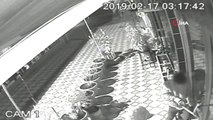 Küçük Yaştaki İki Çocuğun Kahvehaneden Hırsızlık Girişimi Kameralara Yansıdı