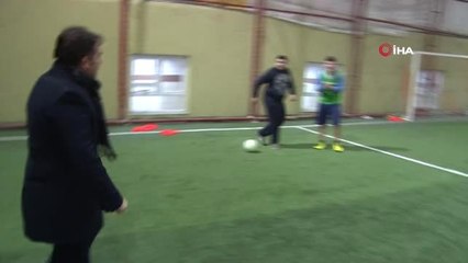 Gençlerin Halı Sahada 'Hakemlik Twit'ini Başkan Adayı Geri Çevirmedi