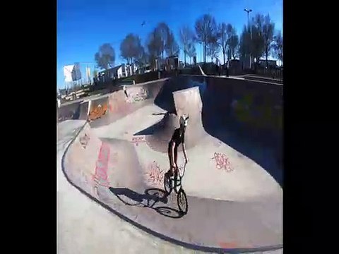 En caméra embarquée sur le BMX freestyle d'un rider au skate park des rives de Meurthe à Nancy