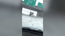 Un camion fait des gros drifts sur une route enneigée